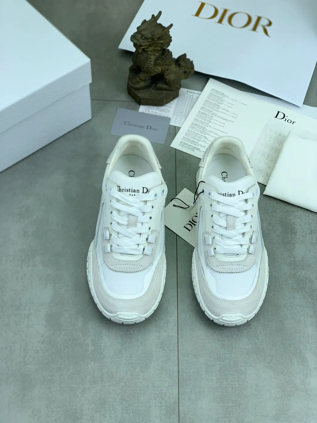 Men's men's shoes P560 new Dior Tech sneakers 2026 early spring series new products, with fashionable details, highlighting retro aesthetics. The light beige anti-suede cow leather upper is spliced ​​with apricot transparent mesh fabric on the side. The upper window edge is adhered with high-frequency flat ironing and back-pressure. It replicates the original craftsmanship, making it beautiful and comfortable without falling off. The interior is made of sheep lining of the same color and is soft and comfortable. The heel and tongue are embellished with the Paris logo. The textured TPU soles with the same color logo. The high-end version is exquisitely packaged with an airplane box, adding to the high-end style. Color: 4️⃣colors available Size: Female 35-41 Male 39-46